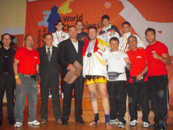 Recogiendo medalla de oro del mundial de K1 de la manos de Peters Aerts.Seleccion española de kickboxing 2010. Alejandropolis.