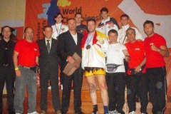 Recogiendo medalla de oro del mundial de K1 de la manos de Peters Aerts.Seleccion española de kickboxing 2010. Alejandropolis.