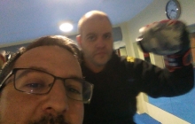 No le pegarás a un hombre con gafas?????