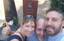 SaurusJM sección EE.UU. animando la tumba de Bruce Lee.