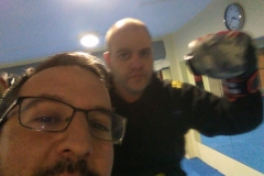 No le pegarás a un hombre con gafas?????